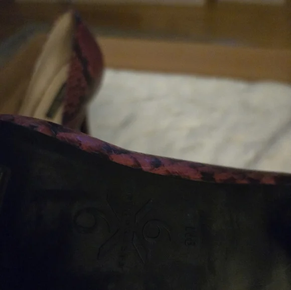 **3/$50** Nine West Burgundy Snakeskin Print Heels Size 9 - Picture 3 of 3